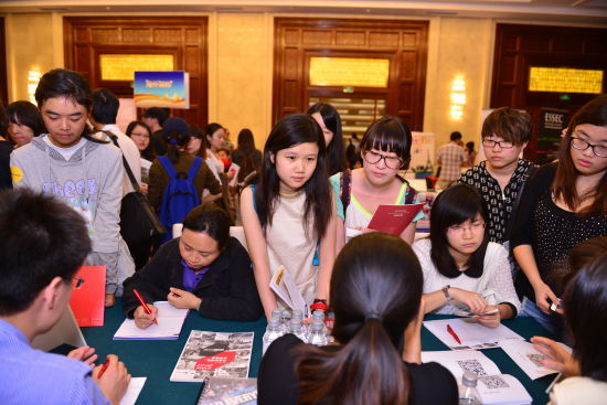 新浪國際教育展現場爆棚 學子逐夢熱潮中，金牌顧問成焦點